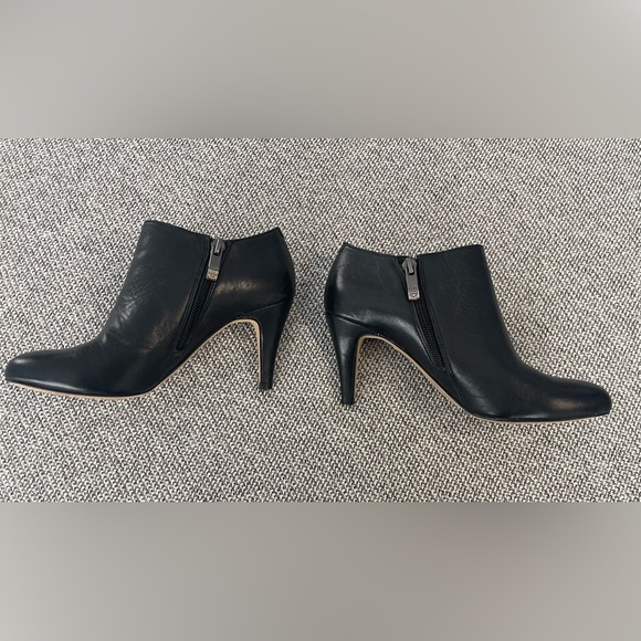 Vince Camuto Black Ankle Boots with Side-Zip and Stacked Heel - Picture 5 of 16
